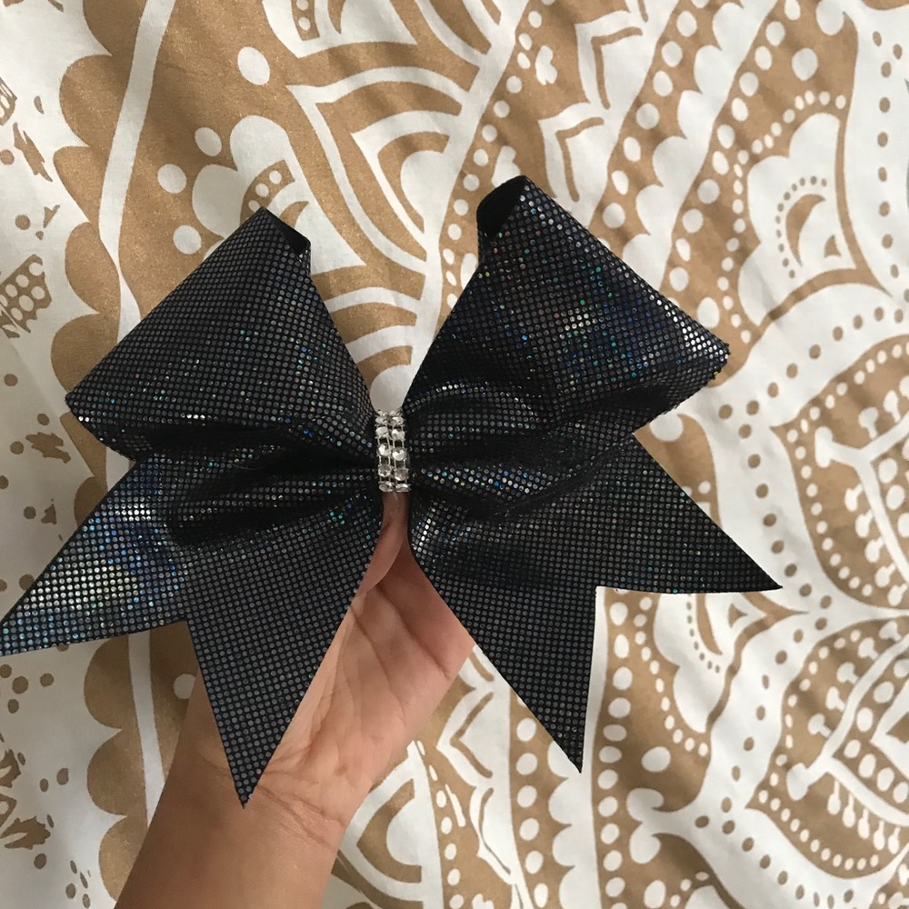 Cheer bow - Picture 1 of 3